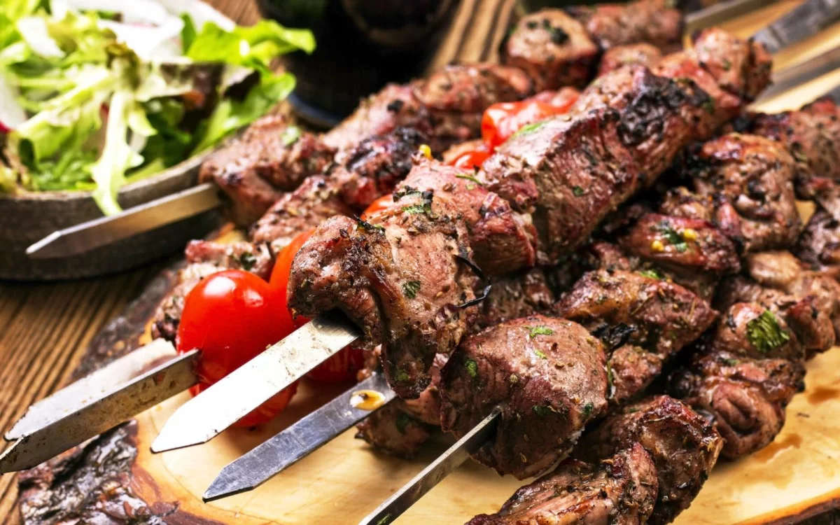 Kabab yeyərkən bıçağı uddu