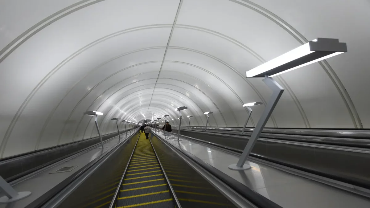 Sərxoş kişi metroda yeniyetmənin başına oyun açdı - ANBAAN VİDEO